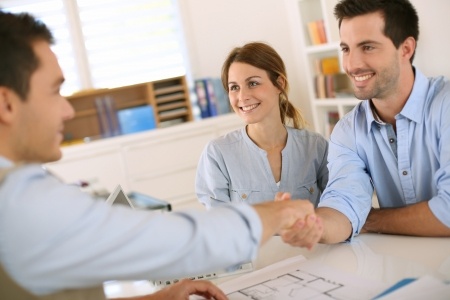 20198865 - young couple meeting construction planner